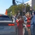 Pogledajte kako se svatovi vesele u Beogradu: Na semaforu uradili stvar koja je sve ostavila bez teksta