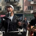 Nikola Rokvić se ponovo oglasio sa puta u Grčku: Zapevao sa uličnim sviračem i svima poručio: "Uvek je radosnije uz pesmu"