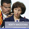 Zahvlila se Na podršci: Predsednica Severne Makedonije se srela sa Makronom i Kamaolom Haris na mirovnom samitu u Švajcarskoj