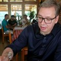 Predsednik Vučić napravio kratak predah: Piće moje mladosti - posle sto godina jednu sam popio danas (foto)