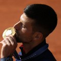 Olimpijski šampion na zasluženom odmoru: Evo kako je Novak Đoković oduševio najmlađe navijače (foto)