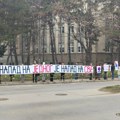 “Napad na jednog je napad na sve nas”: Studenti formirali lanac od PMF-a do Medicinske škole (FOTO)