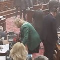 Poslanica SNS-a iz Kragujevca, Nataša Jovanović, KORISTI SRPSKU ZASTAVU KAO KRPU (VIDEO)