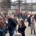 Protest uoči sednice Skupštine opštine Požega, prosvetari i Žandarmerija ispred zgrade