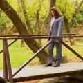 Ovo je najjeftiniji spot na estradi: Pevač napisao pesmu u javnom toaletu, pa postao hit zbog snimka