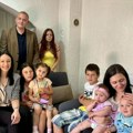 Milenkovići iz Crne Trave imaju devetoro dece: Ministarka obišla porodicu i uručila poklone za mališane