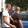 Građani naterali policiju da nasilnicima koji su oborili ženu na blokadi u Zemunu stave lisice i urade alko test