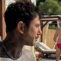 Mišići i tetovaže od glave do pete: Skinuo se naš poznati voditelj: Mina Vrbaški ga je snimala na bazenu, a svi se pitaju samo…