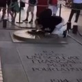 Muškarac zapalio cigaru plamenom sa Groba neznanog vojnika! Skandal u Parizu, odmah je uhapšen! (video)