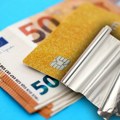 Zašto ljudi umotavaju novac i bankovne kartice u aluminijumsku foliju? Evp šta stoji iza sve popularnijeg trenda na internetu