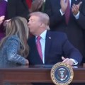 (Video) "Ne mogu da se podnesu" Novi neprijatan trenutak Melanije i Donalda, poljubac nasmejao sve