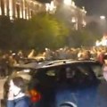 Pesma i slavlje u centru Zemuna: Građani u Glavnoj ulici, reka ljudi ide ka Karađorđevom trgu