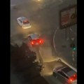 Snimak od kog ćete se naježiti: Šipka pada vertikalno na kolovoz tik između dva automobila na Vračaru: Tragedija izbegnuta…