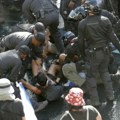 Vodeni topovi, pesničenje i pendrečenje Brutalan obračun policije sa demonstrantima u Izraelu (video)