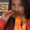 Prekrstila se i poljubila medalju Ivana dostojanstveno uz himnu primila zlatno odličje (video)