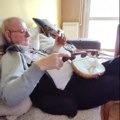 У осамдесетој години научио да свира гусле