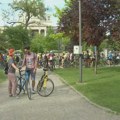 Biciklisti u protestnoj vožnji Beogradom, blokiraju jednu traku Pančevačkog mosta