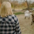 Mercedes zamenila traktorom: Žena napustila dobro plaćen posao kako bi gajila koze, ali ne "obične" koze": "One imaju…