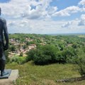 (Foto) biciklom kroz vojvodinu: Ležimir (2) Selo koje s brda posmatraju „Čovek” i napušteni hotel „Fruška gora”