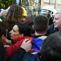 Blokaderi i pristalice opozicije blokiraju ulaze u sud u Novom Sadu