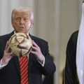 A kad je donald Tramp uzeo fudbalsku loptu... Evo šta je uradio sa njom (video)