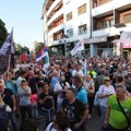 Građani u Loznici traže ostavku gradonačelnice, blokiran saobraćaj ispred zgrade Opštine
