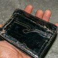 Ana je čuvala novčanik nepoznatog muškarca 37 godina - ono što je pronašla unutra dovelo je do nezapamćene potrage u…