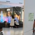 Da li je ovo normalno? Snimak oca i deteta u tržnom centru šokirao javnost, svi komentarišu istu stvar! (video)