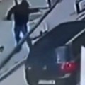 Sačekuša usred bela dana, ranjen političar: Muškarac čeka da automobil priđe, izvlači pištolj i rešeta (video)