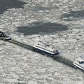 Sante leda plutaju rekom Hadson! Nestvarne scene iz Njujorka, nezapamćena snežna oluja okovala Ameriku, preko 50 mrtvih širom…