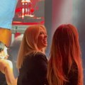 Milica Todorović skače i igra sa sestrama: Pala u trans zbog pesme na koncertu Marije Šerifović, a onda se zagrlile (video)