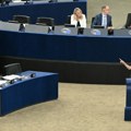 Šokantna scena u parlamentu; Ustala je, rekla šta je imala i pocepala zastavu VIDEO