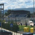KAMERA NE MIRUJE: Ima li ko da namesti korpe za smeće na Bazenu? Ako su zastave, neka bar budu u boji! Akva - bazen - tobogan…