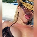 Jovani Jeremić popustile kočnice: Voditeljka otišla sa Tigrom na more, pa udarila krupan kadar na nove silikone: Snima bujno…