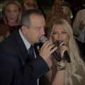 Ivica Dačić se latio mikrofona na svadbi Dee Đurđević: Zapevao poznati hit, a mlada najveselija na slavlju