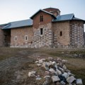 "Majka nije spavala celu noć": Grupa vernika iz Novog Sada koja je bila u opkoljenom manastiru Banjska vratila se kući