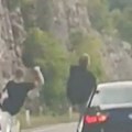 Scena koji ledi krv u žilama: Mladići tokom vožnje na putu Jablanica-Mostar sedili na prozoru i pokazivali mišiće (video)