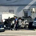 Prvi snimci spaljenih automobila na Paliluli: Dva mercedesa uništena, gorela i okolna vozila