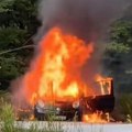 Jezivi snimci iz Aranđelovca, vatrena stihija guta automobil: Vozilo nestaje u oblaku gustog dima (video)