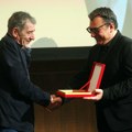 „Čast koja mi je ipak stigla na vreme“: Mikiju Manojloviću uručen Zlatni pečat Kinoteke