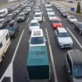 I dalje haos na graničnim prelazima Putnička vozila na Horgošu 2 čekaju dva sata na ulazu u Srbiju