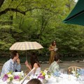Elegancija u Botaničkoj bašti: Burberry event je ukrao pažnju pred Met Galu