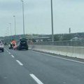 Snimak sa mesta silovitog udesa na mostu na Adi: Ogroman kamen u brzoj traci umalo izazvao tragediju