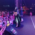 Sa omiljenenim tigrićem na sceni: Dragana Mirković zapevala svoj hit, a i on joj je pravio društvo (foto/video)