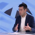 Policija kaznila Dobricu Veselinovića zbog hodanja na pešačkom prelazu u krug
