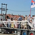 "Srbi su prešli igricu": Svadba kod Obrenovca od 100.000 evra, svi gledaju goste u kamionu i aplaudiraju