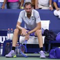 Nezapamćen skandal u režiji danila Medvedeva! Rus divljao na terenu - urlao na kamermana, svađao se sa sudijom, pa razlupao…