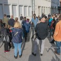UČENICI DOMA: Ako je potrebno stajaćemo za danima i mesecima dok se ne vrate naše vaspitačice I dalje ispred doma