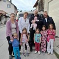 Хладну зиму неће дочекатиу у страху: Ганихоџићи из Нове Вароши имају шесторо деце и тешко живе, добри људи одлучили да им…