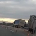 Gužva kod Uba! Sudarili se šleperi na auto-putu, prizor je strašan! Kamioni skroz slupani, stvaraju se zastoji.